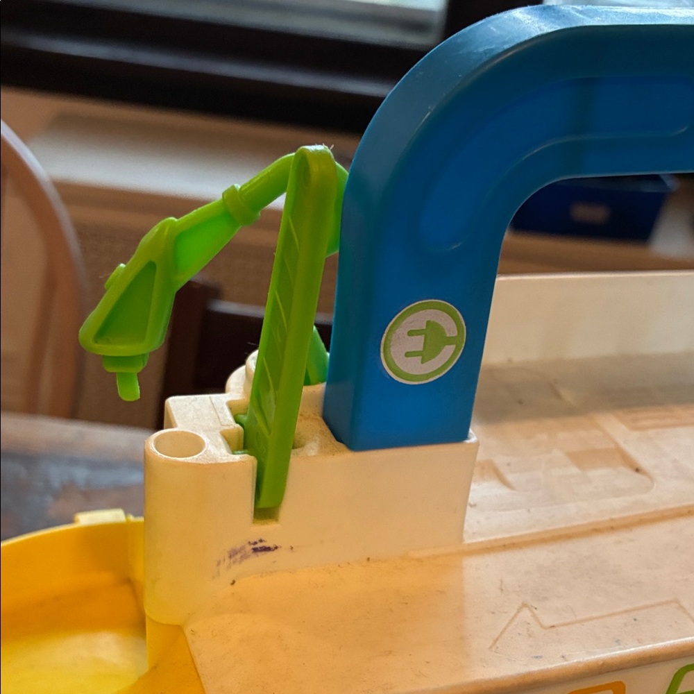 Fisher-Price Classic Car Garage & Ramp - Picture 2 of 4